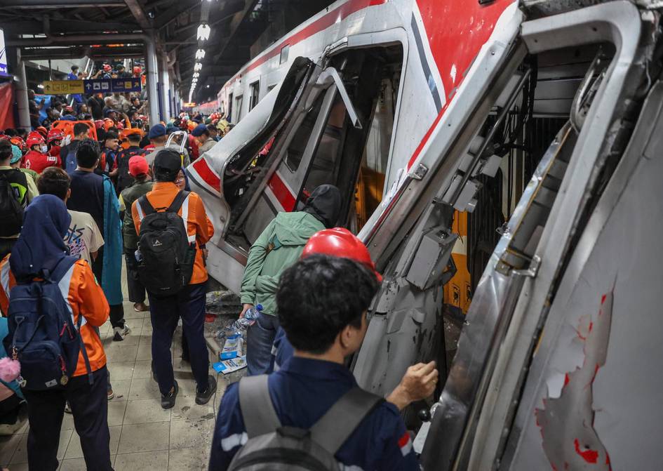Индонезияда поездлар тўқнашувида 14 киши ҳалок бўлди (видео)